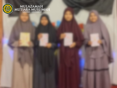 Penyerahan hadiah mulazamah mutiara muslimah
