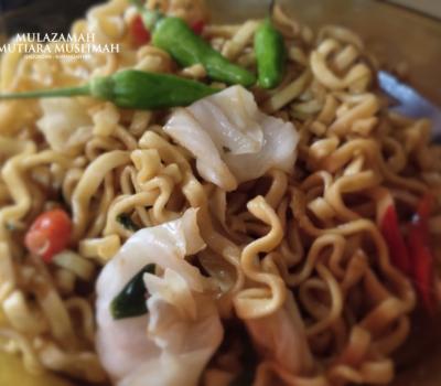 Bekal Kemandirian, Santriwati Mutiara Muslimah Praktik Memasak Mi Goreng Sehat