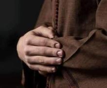 Jabat Tangan Perempuan dengan Laki-laki